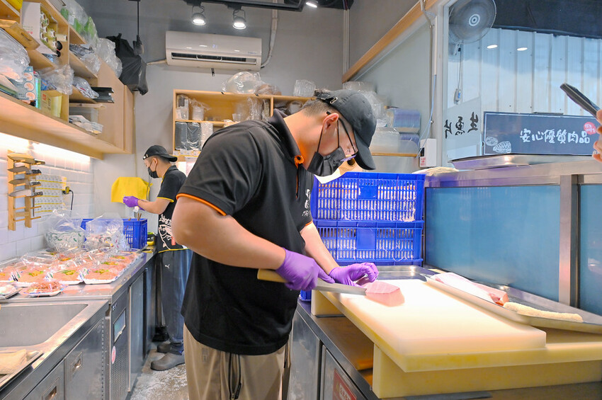 台中市北屯區台中最夯海鮮批發超市 假日海鮮市集巨無霸烤龍蝦必吃/阿布潘水產