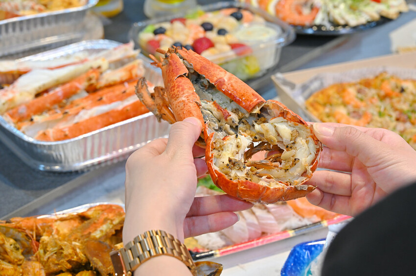 台中市北屯區台中最夯海鮮批發超市 假日海鮮市集巨無霸烤龍蝦必吃/阿布潘水產