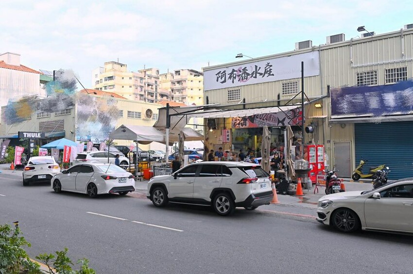 台中市北屯區台中最夯海鮮批發超市 假日海鮮市集巨無霸烤龍蝦必吃/阿布潘水產