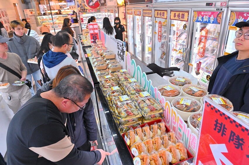 台中市北屯區台中最夯海鮮批發超市 假日海鮮市集巨無霸烤龍蝦必吃/阿布潘水產