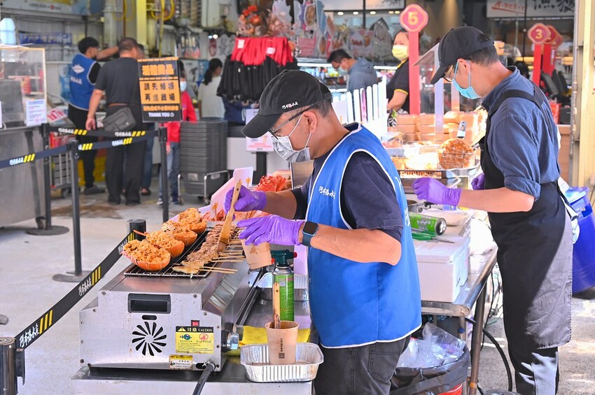 台中市北屯區台中最夯海鮮批發超市 假日海鮮市集巨無霸烤龍蝦必吃/阿布潘水產