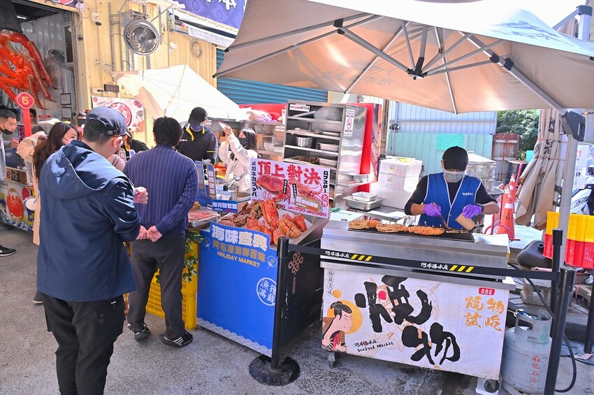 台中市北屯區台中最夯海鮮批發超市 假日海鮮市集巨無霸烤龍蝦必吃/阿布潘水產