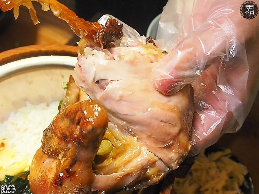 沐丼餵飽大食怪，肉多多丼飯，半隻烤雞、豬肋大份量主食蓋滿飯，當月壽星免費升級肉肉～