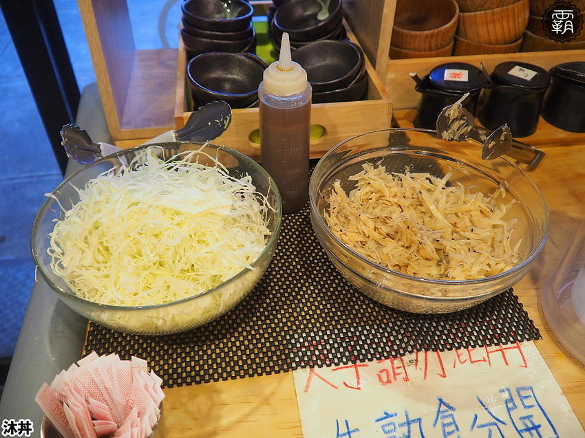 沐丼餵飽大食怪，肉多多丼飯，半隻烤雞、豬肋大份量主食蓋滿飯，當月壽星免費升級肉肉～