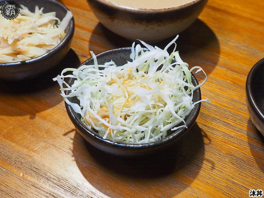 沐丼餵飽大食怪，肉多多丼飯，半隻烤雞、豬肋大份量主食蓋滿飯，當月壽星免費升級肉肉～