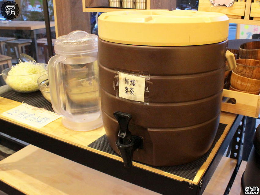 沐丼餵飽大食怪，肉多多丼飯，半隻烤雞、豬肋大份量主食蓋滿飯，當月壽星免費升級肉肉～