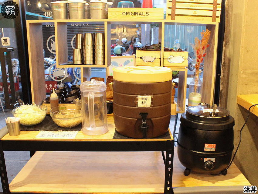 沐丼餵飽大食怪，肉多多丼飯，半隻烤雞、豬肋大份量主食蓋滿飯，當月壽星免費升級肉肉～