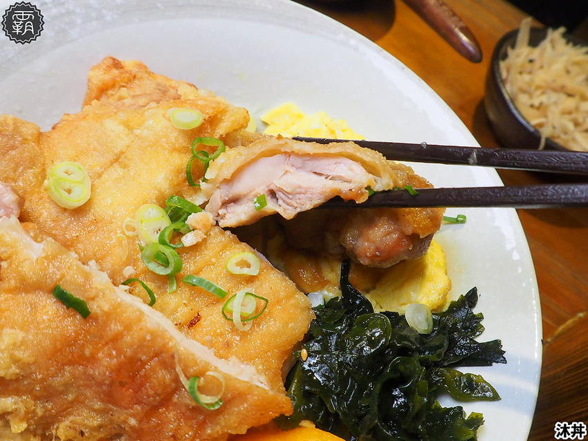 沐丼餵飽大食怪，肉多多丼飯，半隻烤雞、豬肋大份量主食蓋滿飯，當月壽星免費升級肉肉～
