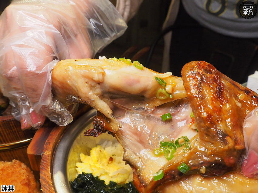 沐丼餵飽大食怪，肉多多丼飯，半隻烤雞、豬肋大份量主食蓋滿飯，當月壽星免費升級肉肉～