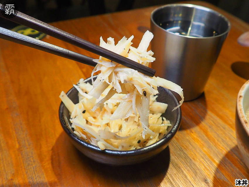 沐丼餵飽大食怪，肉多多丼飯，半隻烤雞、豬肋大份量主食蓋滿飯，當月壽星免費升級肉肉～