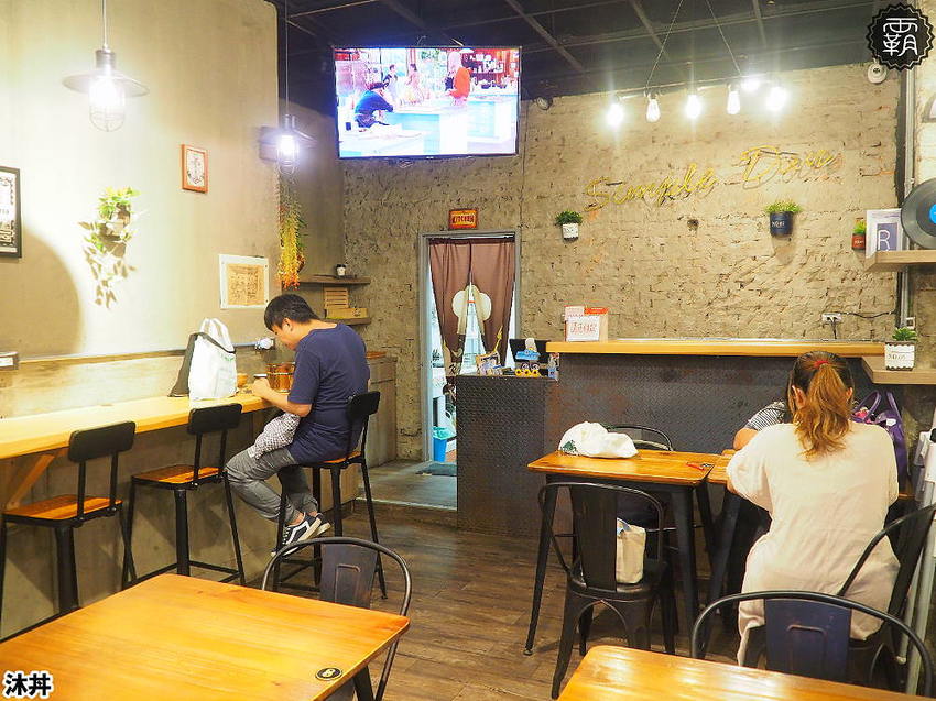 沐丼餵飽大食怪，肉多多丼飯，半隻烤雞、豬肋大份量主食蓋滿飯，當月壽星免費升級肉肉～