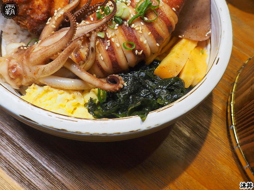 沐丼餵飽大食怪，肉多多丼飯，半隻烤雞、豬肋大份量主食蓋滿飯，當月壽星免費升級肉肉～