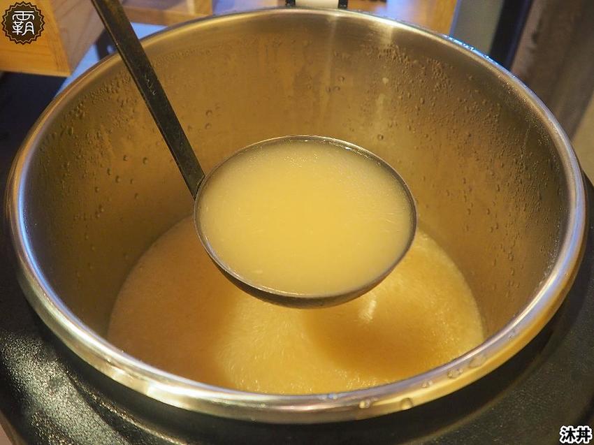 沐丼餵飽大食怪，肉多多丼飯，半隻烤雞、豬肋大份量主食蓋滿飯，當月壽星免費升級肉肉～