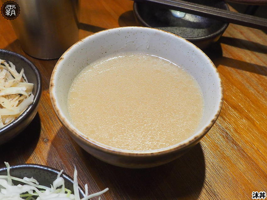 沐丼餵飽大食怪，肉多多丼飯，半隻烤雞、豬肋大份量主食蓋滿飯，當月壽星免費升級肉肉～