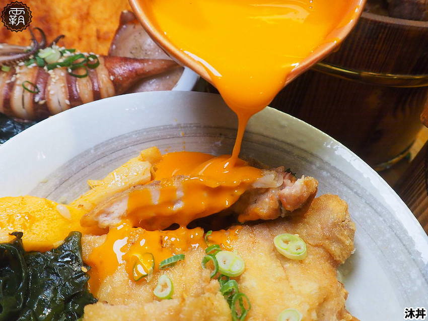 沐丼餵飽大食怪，肉多多丼飯，半隻烤雞、豬肋大份量主食蓋滿飯，當月壽星免費升級肉肉～