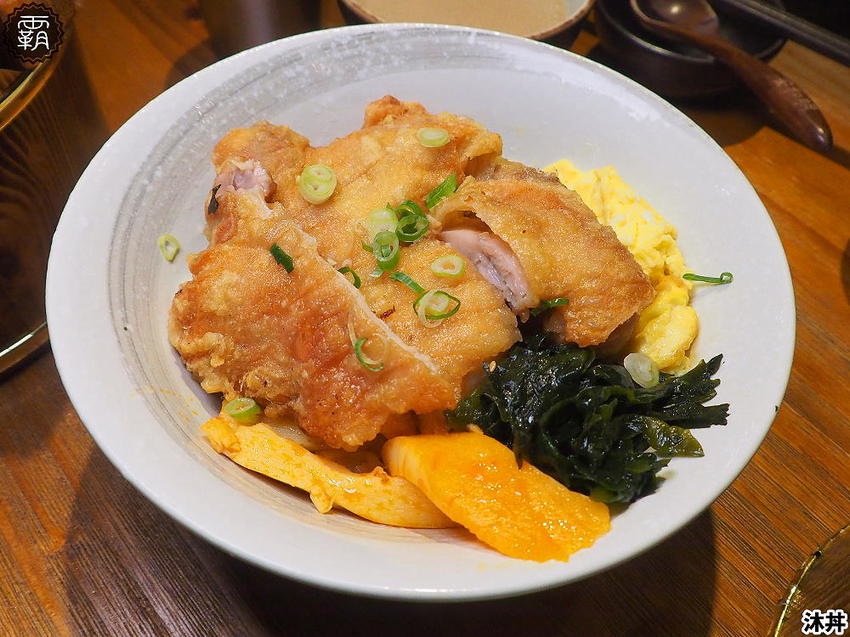 沐丼餵飽大食怪，肉多多丼飯，半隻烤雞、豬肋大份量主食蓋滿飯，當月壽星免費升級肉肉～