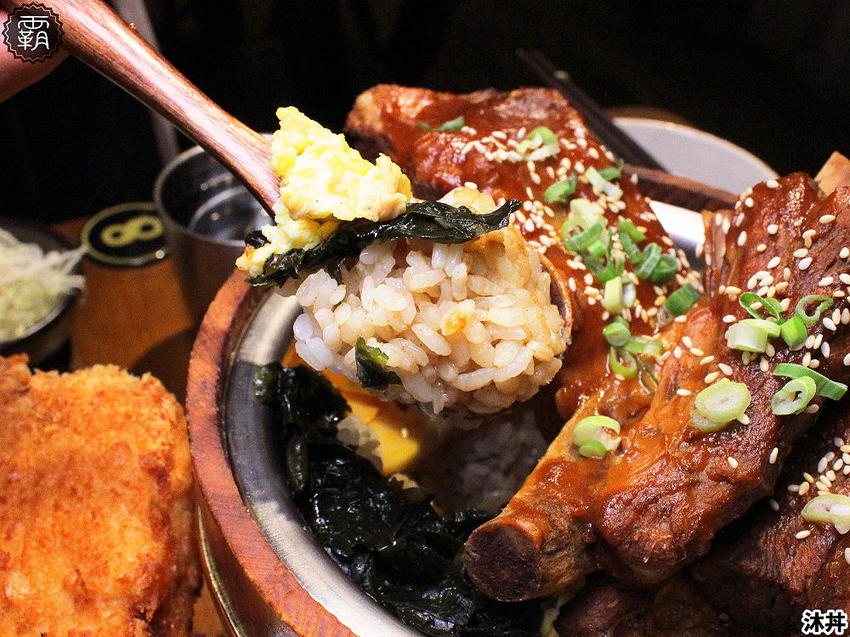 沐丼餵飽大食怪，肉多多丼飯，半隻烤雞、豬肋大份量主食蓋滿飯，當月壽星免費升級肉肉～