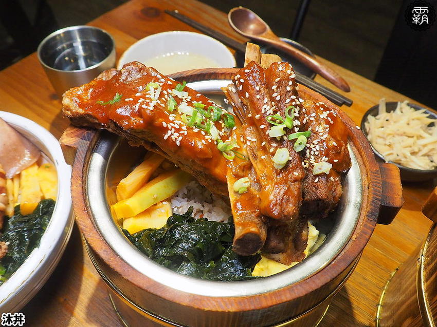 沐丼餵飽大食怪，肉多多丼飯，半隻烤雞、豬肋大份量主食蓋滿飯，當月壽星免費升級肉肉～