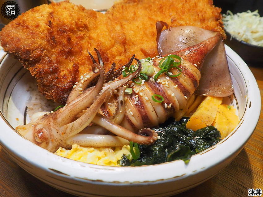 沐丼餵飽大食怪，肉多多丼飯，半隻烤雞、豬肋大份量主食蓋滿飯，當月壽星免費升級肉肉～