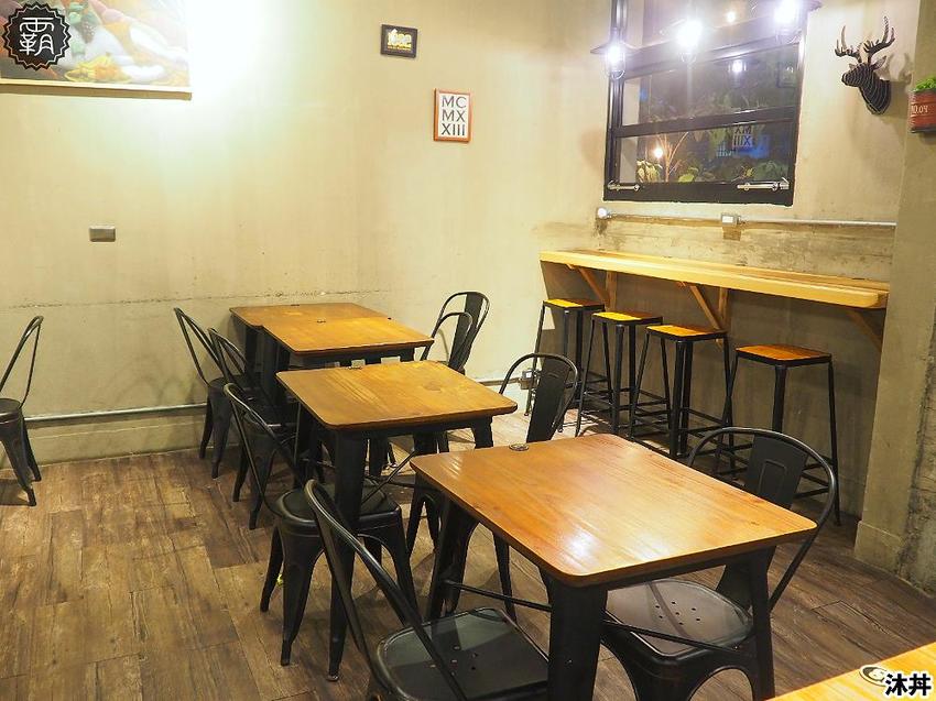 沐丼餵飽大食怪，肉多多丼飯，半隻烤雞、豬肋大份量主食蓋滿飯，當月壽星免費升級肉肉～