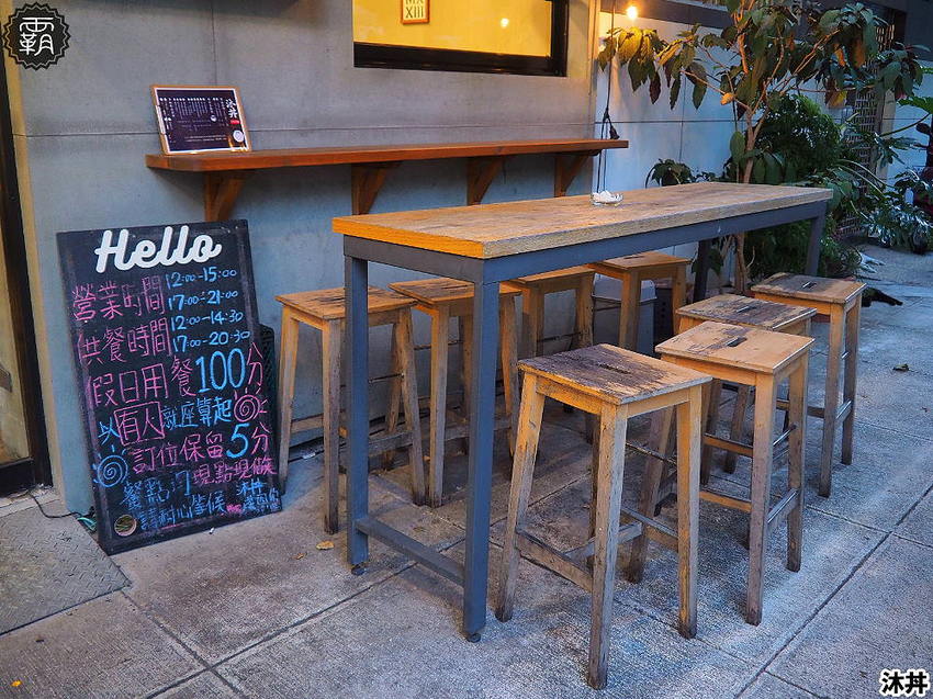 沐丼餵飽大食怪，肉多多丼飯，半隻烤雞、豬肋大份量主食蓋滿飯，當月壽星免費升級肉肉～