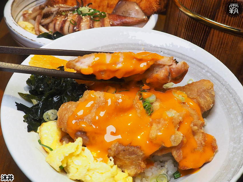 沐丼餵飽大食怪，肉多多丼飯，半隻烤雞、豬肋大份量主食蓋滿飯，當月壽星免費升級肉肉～