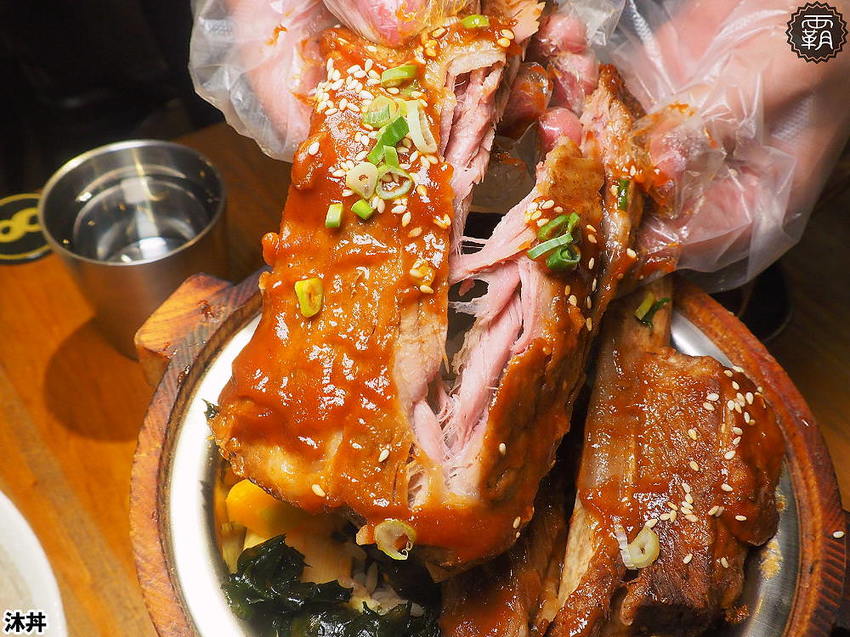 沐丼餵飽大食怪，肉多多丼飯，半隻烤雞、豬肋大份量主食蓋滿飯，當月壽星免費升級肉肉～