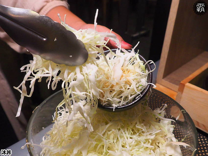 沐丼餵飽大食怪，肉多多丼飯，半隻烤雞、豬肋大份量主食蓋滿飯，當月壽星免費升級肉肉～