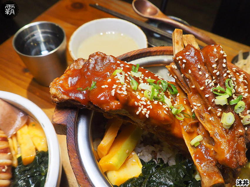 沐丼餵飽大食怪，肉多多丼飯，半隻烤雞、豬肋大份量主食蓋滿飯，當月壽星免費升級肉肉～