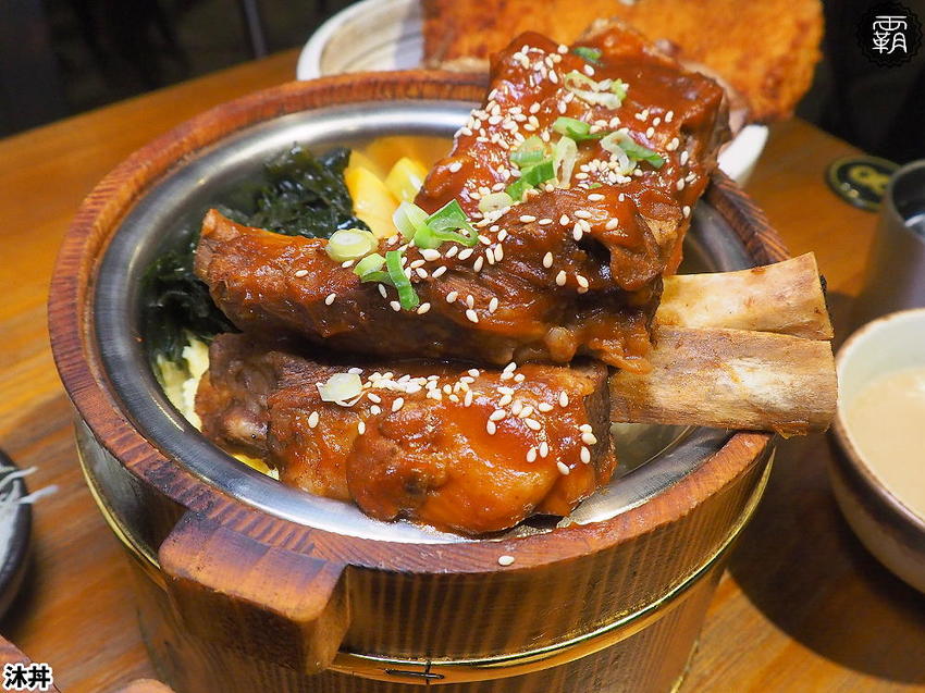 沐丼餵飽大食怪，肉多多丼飯，半隻烤雞、豬肋大份量主食蓋滿飯，當月壽星免費升級肉肉～