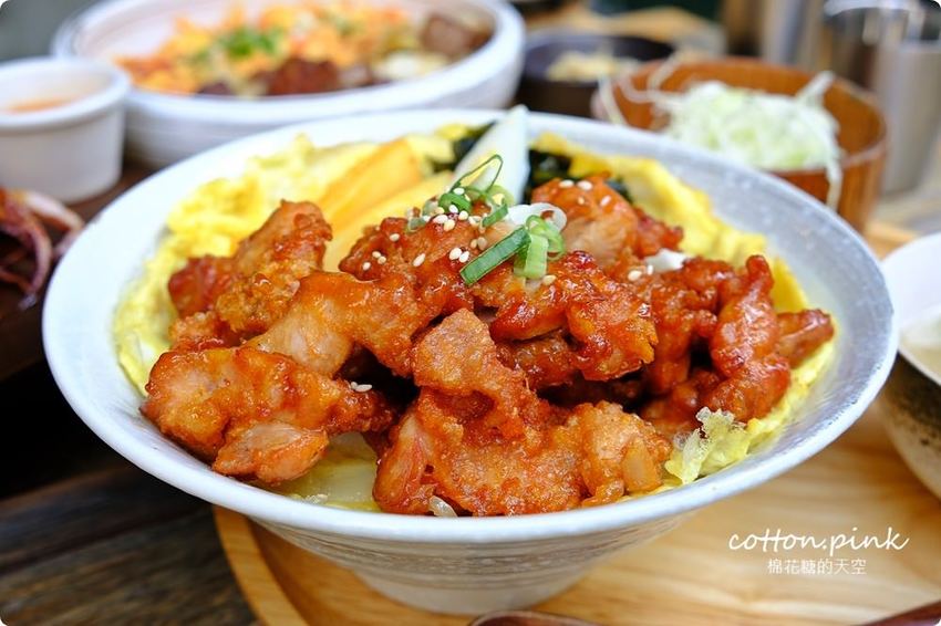 模範街浮誇系丼飯-半隻烤雞直接上桌不囉嗦，沐丼餐點大升級～小菜、生菜、飲料吃到飽！