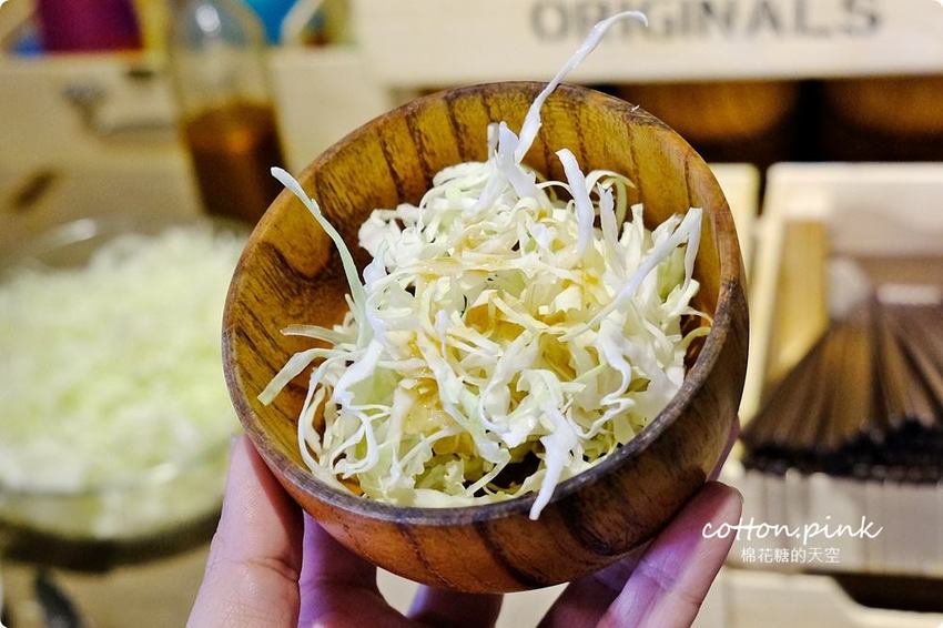 模範街浮誇系丼飯-半隻烤雞直接上桌不囉嗦，沐丼餐點大升級～小菜、生菜、飲料吃到飽！