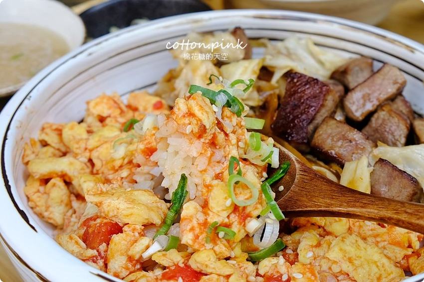 模範街浮誇系丼飯-半隻烤雞直接上桌不囉嗦，沐丼餐點大升級～小菜、生菜、飲料吃到飽！