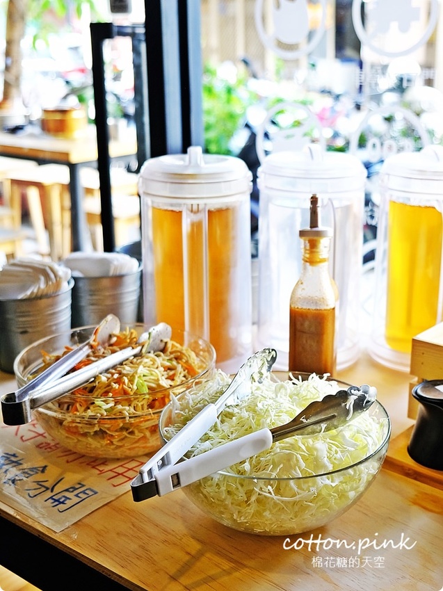 模範街浮誇系丼飯-半隻烤雞直接上桌不囉嗦，沐丼餐點大升級～小菜、生菜、飲料吃到飽！