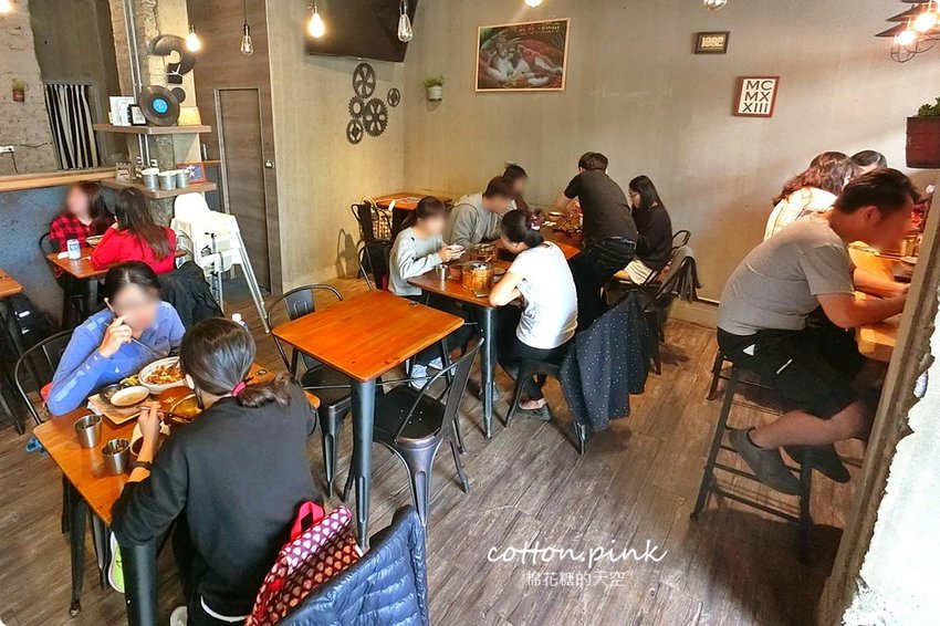 模範街浮誇系丼飯-半隻烤雞直接上桌不囉嗦，沐丼餐點大升級～小菜、生菜、飲料吃到飽！