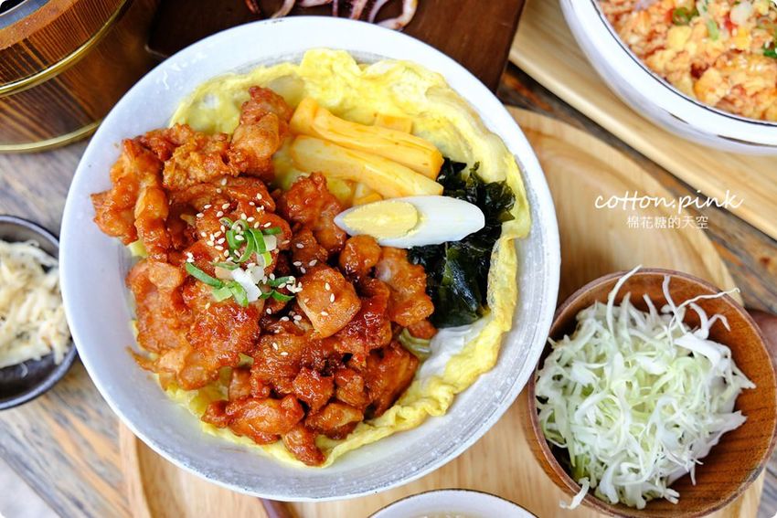 模範街浮誇系丼飯-半隻烤雞直接上桌不囉嗦，沐丼餐點大升級～小菜、生菜、飲料吃到飽！