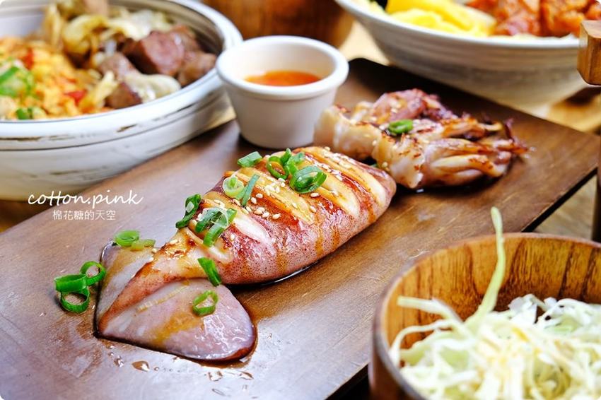 模範街浮誇系丼飯-半隻烤雞直接上桌不囉嗦，沐丼餐點大升級～小菜、生菜、飲料吃到飽！