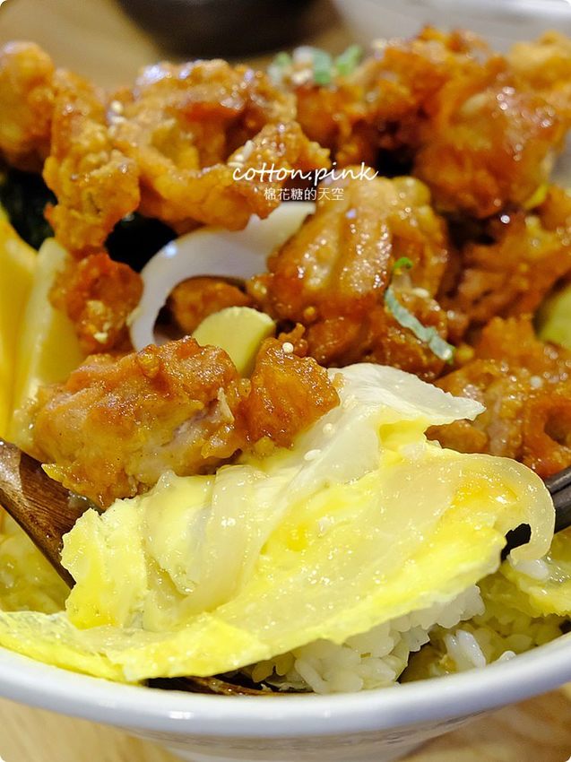 模範街浮誇系丼飯-半隻烤雞直接上桌不囉嗦，沐丼餐點大升級～小菜、生菜、飲料吃到飽！