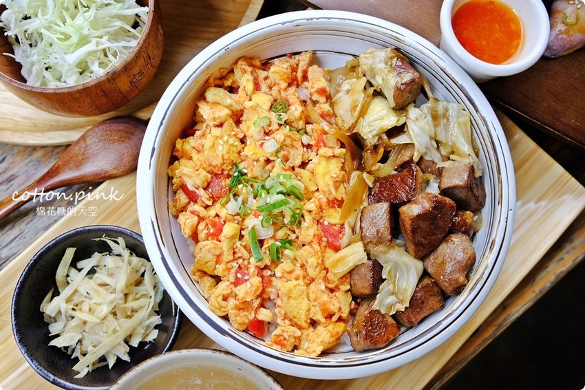 模範街浮誇系丼飯-半隻烤雞直接上桌不囉嗦，沐丼餐點大升級～小菜、生菜、飲料吃到飽！