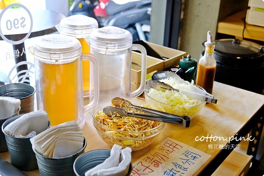 模範街浮誇系丼飯-半隻烤雞直接上桌不囉嗦，沐丼餐點大升級～小菜、生菜、飲料吃到飽！
