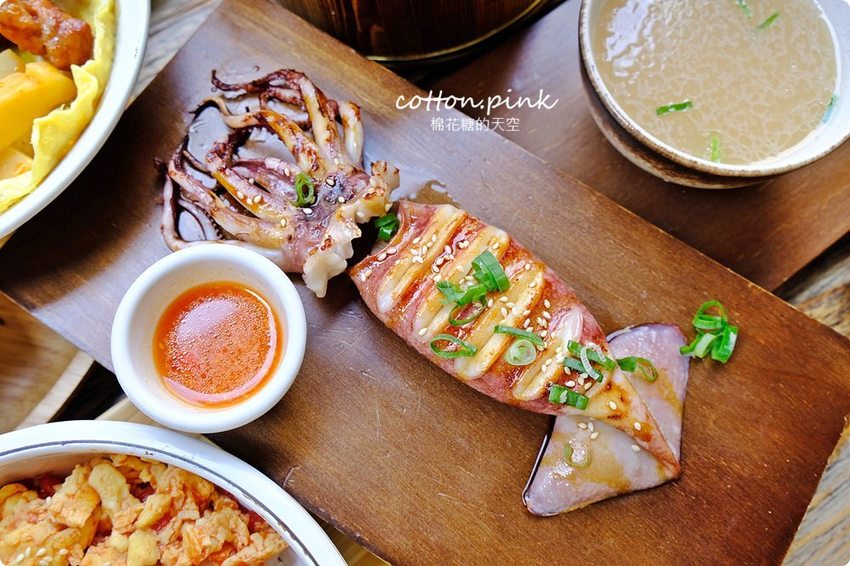 模範街浮誇系丼飯-半隻烤雞直接上桌不囉嗦，沐丼餐點大升級～小菜、生菜、飲料吃到飽！