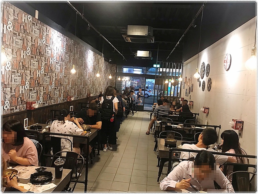 台中平價火鍋║舞月天阿信在台中黎明商圈開平價小火鍋？！黎明商圈高CP值小火鍋，近11種湯底任你選，平日午餐第二鍋再打7折！(文內粉絲優惠)