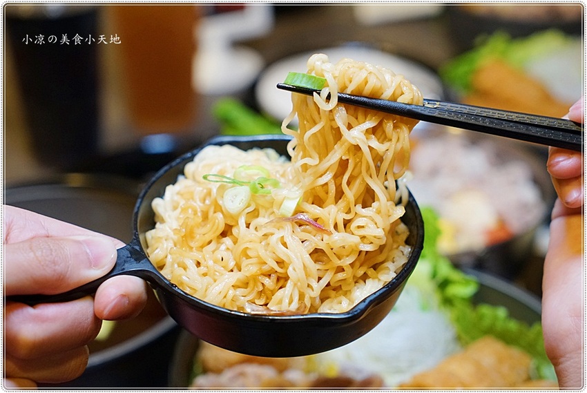 台中平價火鍋║舞月天阿信在台中黎明商圈開平價小火鍋？！黎明商圈高CP值小火鍋，近11種湯底任你選，平日午餐第二鍋再打7折！(文內粉絲優惠)