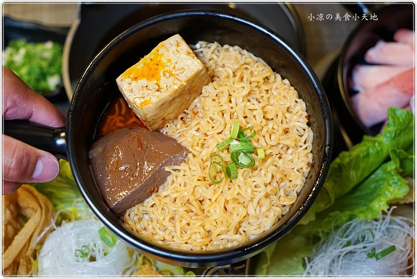 台中平價火鍋║舞月天阿信在台中黎明商圈開平價小火鍋？！黎明商圈高CP值小火鍋，近11種湯底任你選，平日午餐第二鍋再打7折！(文內粉絲優惠)