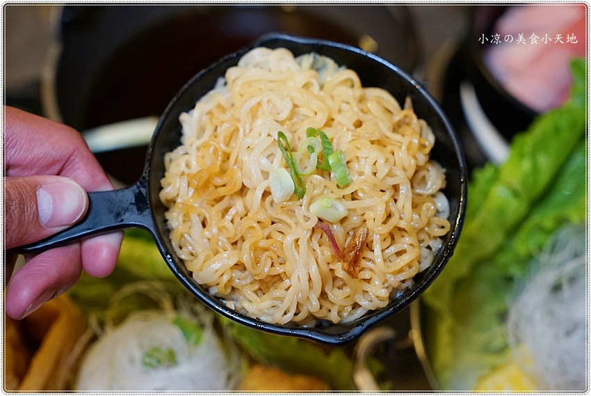 台中平價火鍋║舞月天阿信在台中黎明商圈開平價小火鍋？！黎明商圈高CP值小火鍋，近11種湯底任你選，平日午餐第二鍋再打7折！(文內粉絲優惠)