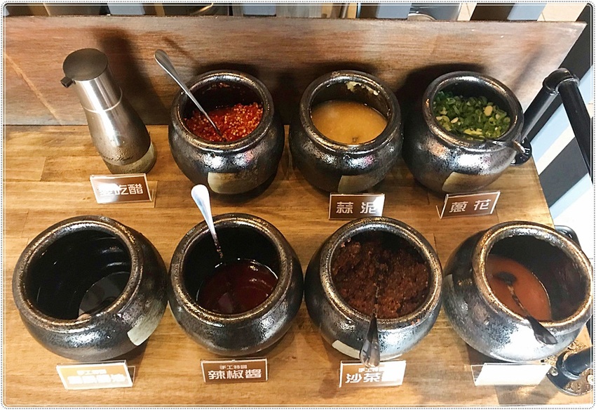 台中平價火鍋║舞月天阿信在台中黎明商圈開平價小火鍋？！黎明商圈高CP值小火鍋，近11種湯底任你選，平日午餐第二鍋再打7折！(文內粉絲優惠)