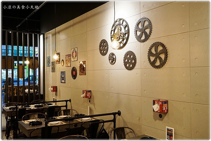 台中平價火鍋║舞月天阿信在台中黎明商圈開平價小火鍋？！黎明商圈高CP值小火鍋，近11種湯底任你選，平日午餐第二鍋再打7折！(文內粉絲優惠)