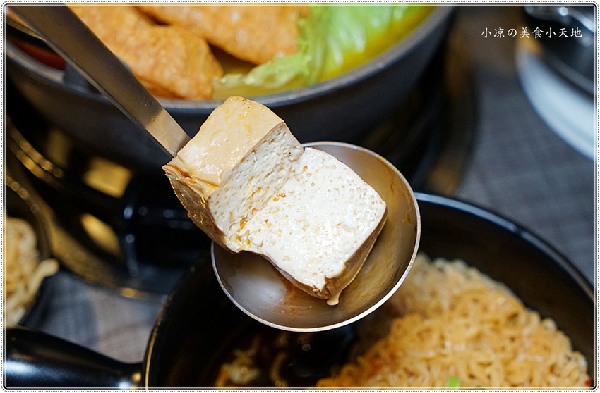 台中平價火鍋║舞月天阿信在台中黎明商圈開平價小火鍋？！黎明商圈高CP值小火鍋，近11種湯底任你選，平日午餐第二鍋再打7折！(文內粉絲優惠)