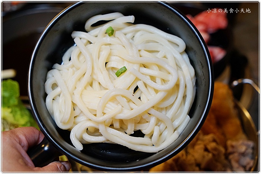 台中平價火鍋║舞月天阿信在台中黎明商圈開平價小火鍋？！黎明商圈高CP值小火鍋，近11種湯底任你選，平日午餐第二鍋再打7折！(文內粉絲優惠)