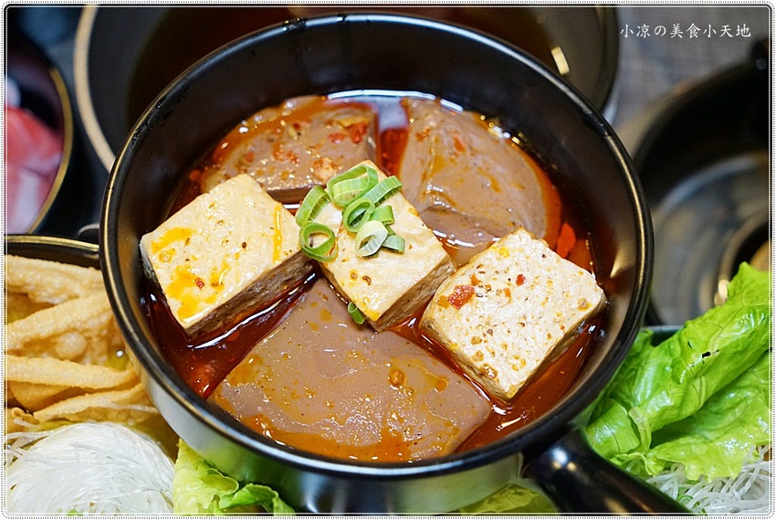 台中平價火鍋║舞月天阿信在台中黎明商圈開平價小火鍋？！黎明商圈高CP值小火鍋，近11種湯底任你選，平日午餐第二鍋再打7折！(文內粉絲優惠)